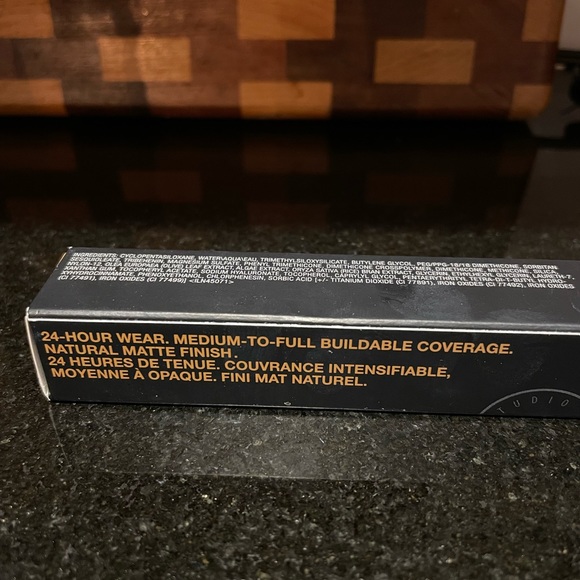 MAC COSMETICS- CONCEALER - Picture 2 of 4